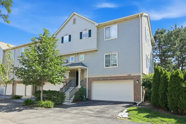 $385,000 | 120 Monarch Drive, Streamwood, IL 60107