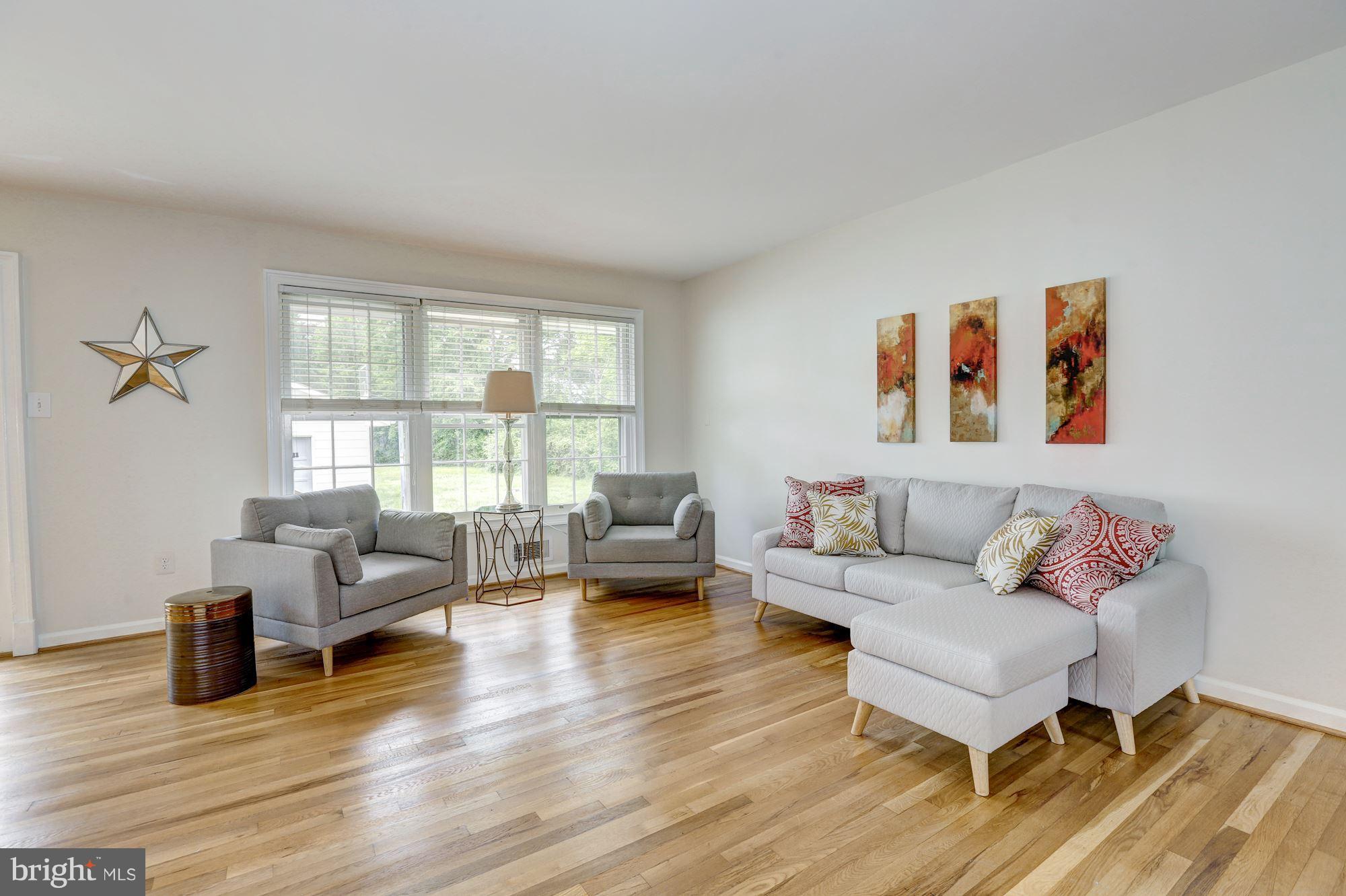 8813 Fort Hunt Road Alexandria, VA 22308 - Photo 5 of 30 Living room