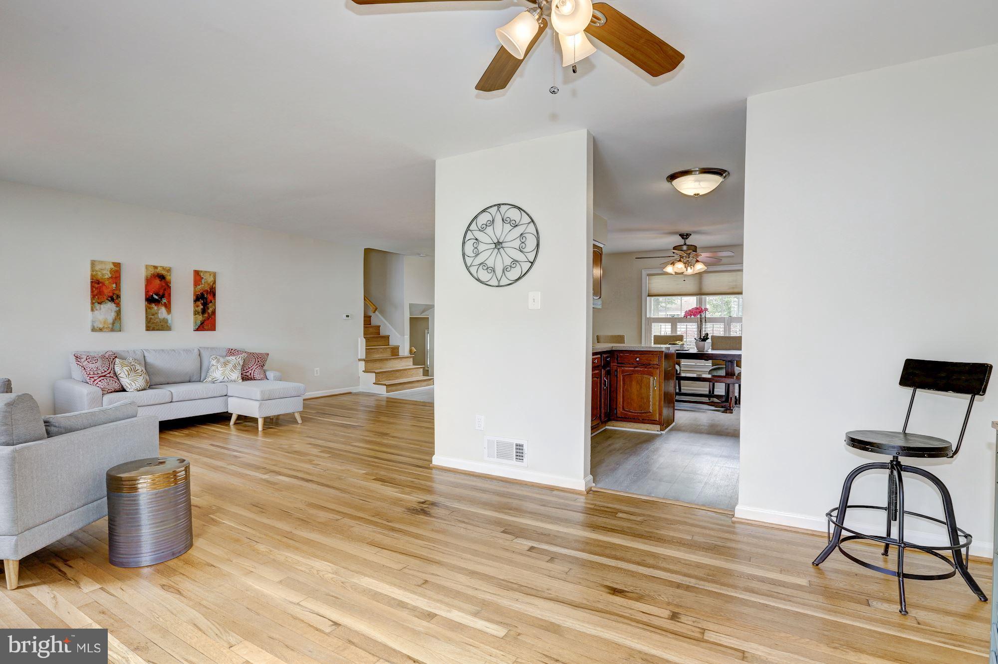8813 Fort Hunt Road Alexandria, VA 22308 - Photo 7 of 30 Living Room