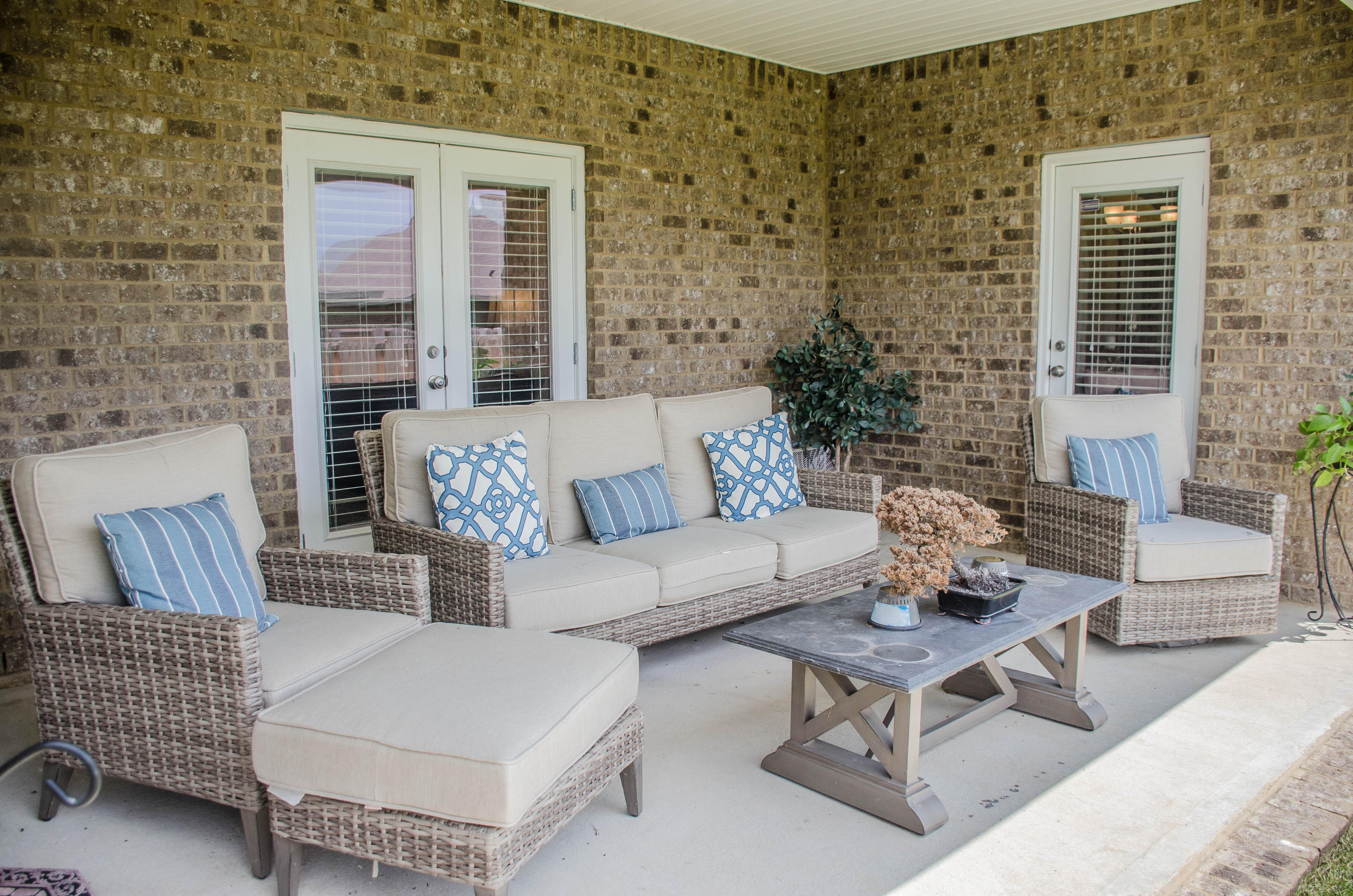 513 Gadwell Street Crestview, FL 32539 - Photo 42 of 49 a living room with furniture and a potted plant