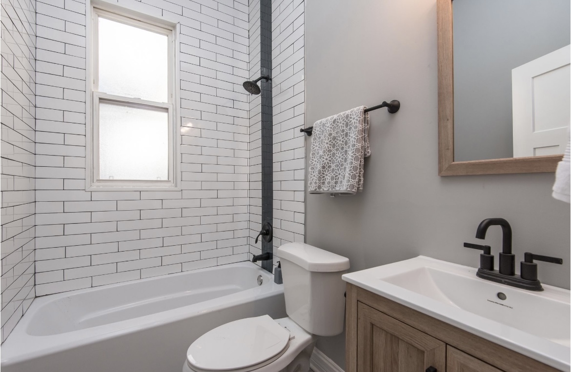 6607 South Ingleside Avenue Chicago, IL 60637 - Photo 18 of 28 a bathroom with a sink toilet and bathtub
