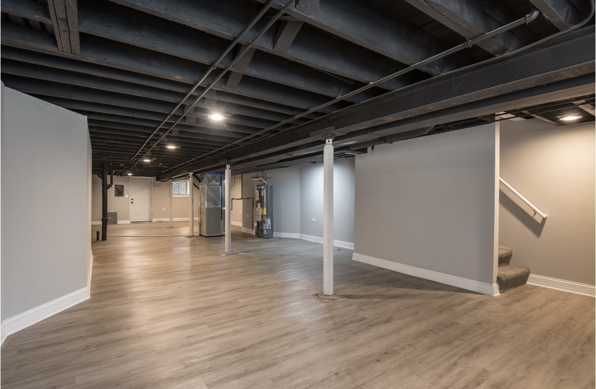 6607 South Ingleside Avenue Chicago, IL 60637 - Photo 26 of 28 a view of empty room with wooden floor