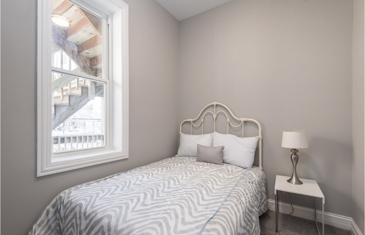 6607 South Ingleside Avenue Chicago, IL 60637 - Photo 10 of 28 a bedroom with a bed and a window