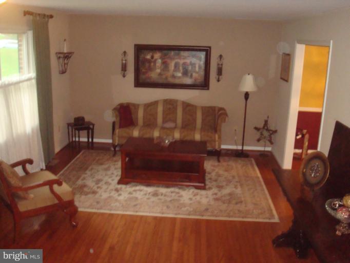 1098 Long Valley Road Westminster, MD 21158 - Photo 6 of 29 Living Room