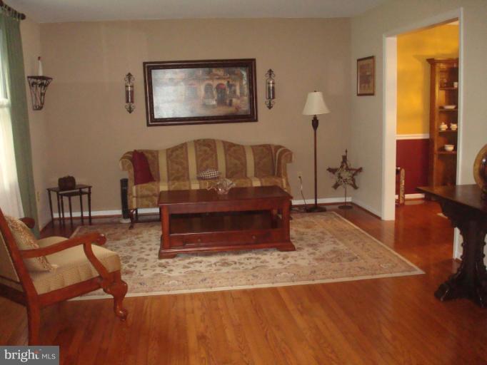 1098 Long Valley Road Westminster, MD 21158 - Photo 7 of 29 Living Room