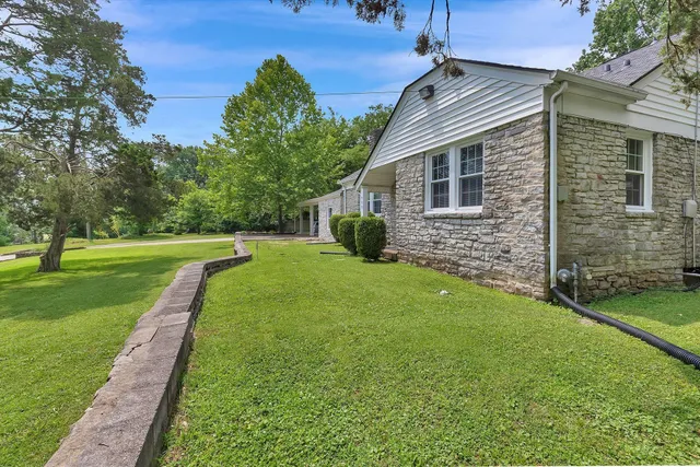 a view of a house with a yard