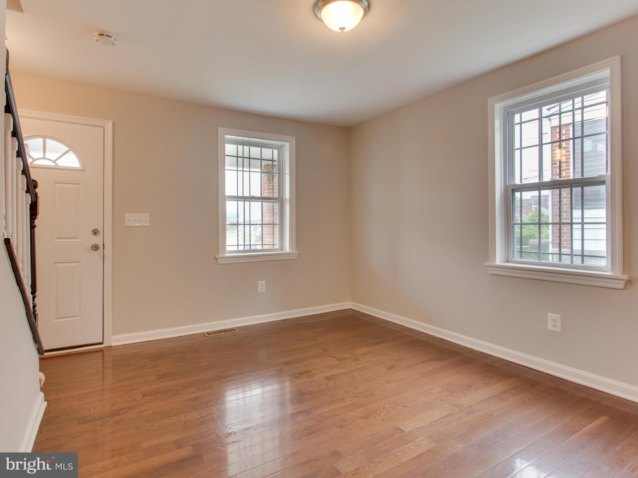 5133 Sheriff Road Northeast Washington, DC 20019 - Photo 7 of 30 Living Room