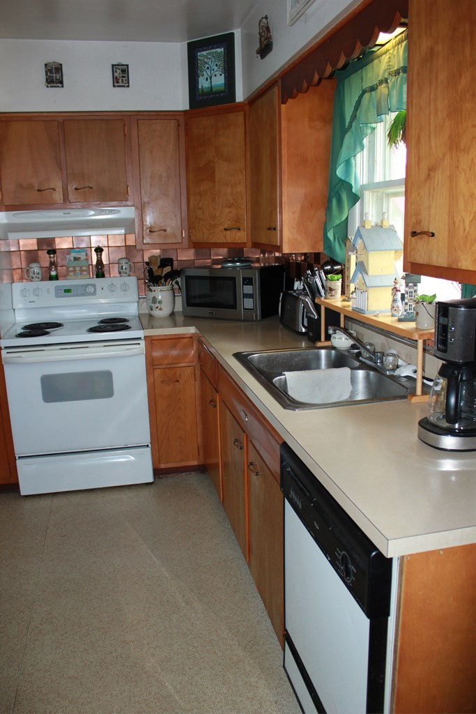 1692 Lake Shore Road Chazy, NY 12921 - Photo 7 of 19 Gallery Image 7