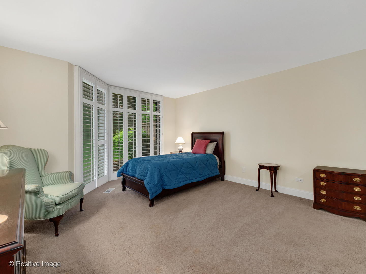 1228 Indian Trail Road Hinsdale, IL 60521 - Photo 16 of 27 a bedroom with a bed and a couch