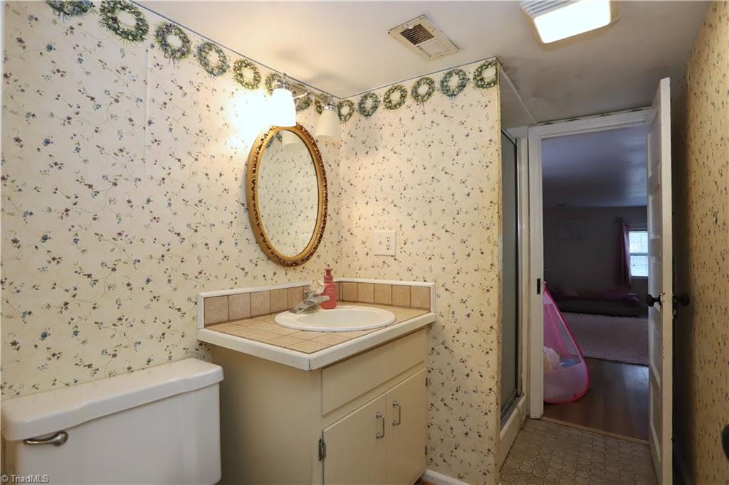 1419 Altamahaw Union Ridge Road Burlington, NC 27217 - Photo 24 of 32 Gallery Image 24
