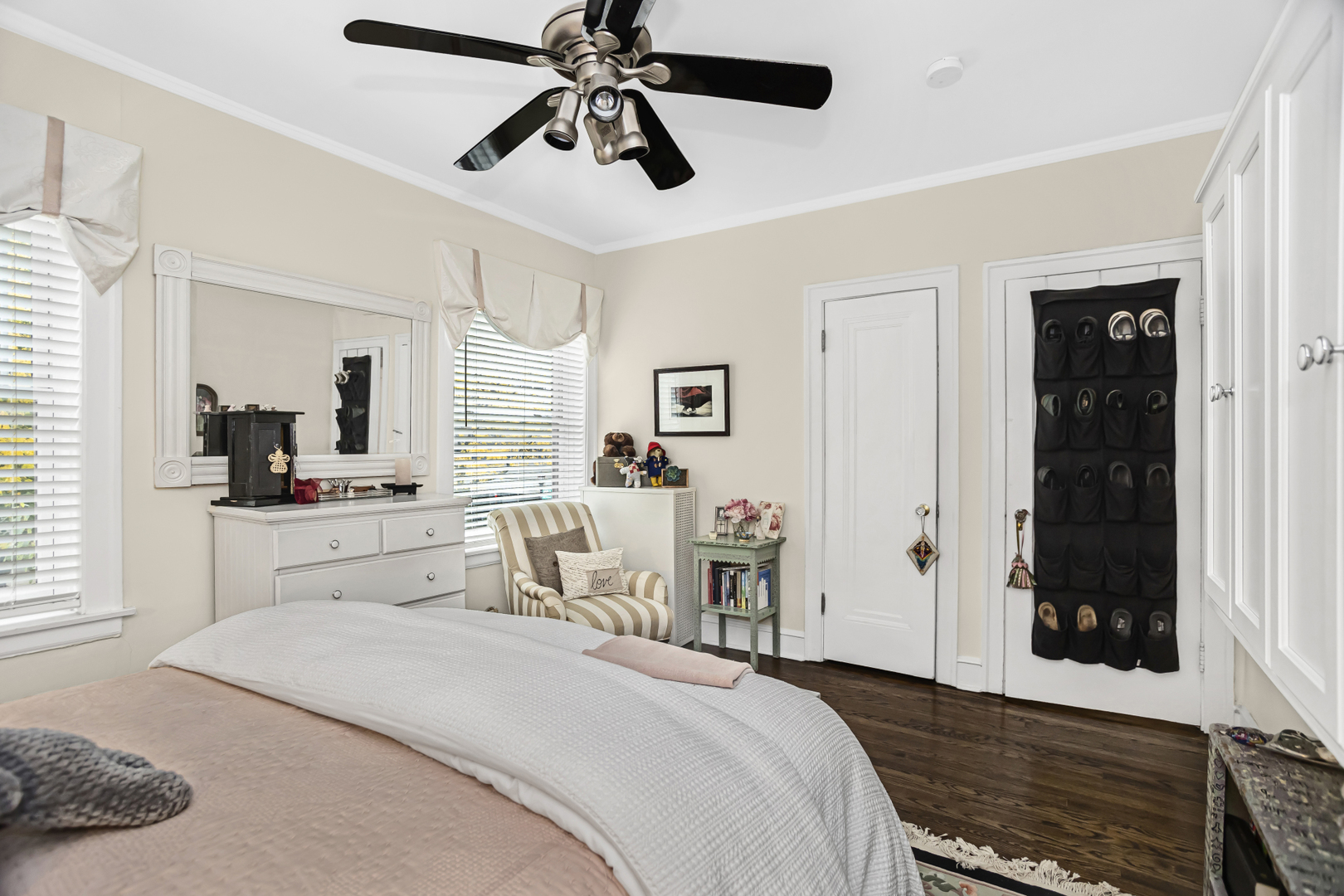 520 Sheridan Road, Unit 2A Evanston, IL 60202 - Photo 11 of 16 a bedroom with a bed and a chandelier fan