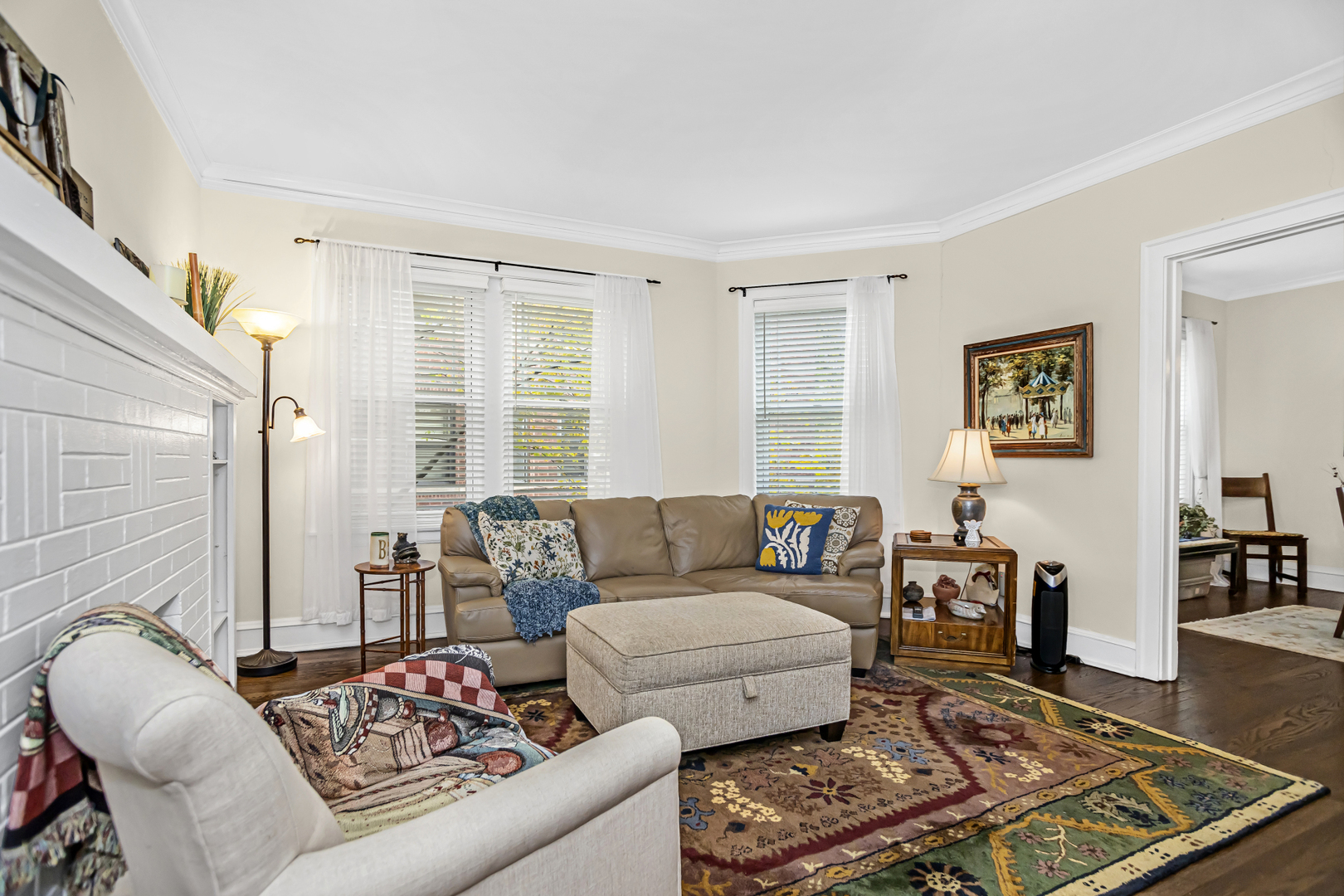 520 Sheridan Road, Unit 2A Evanston, IL 60202 - Photo 2 of 16 a living room with furniture and a rug