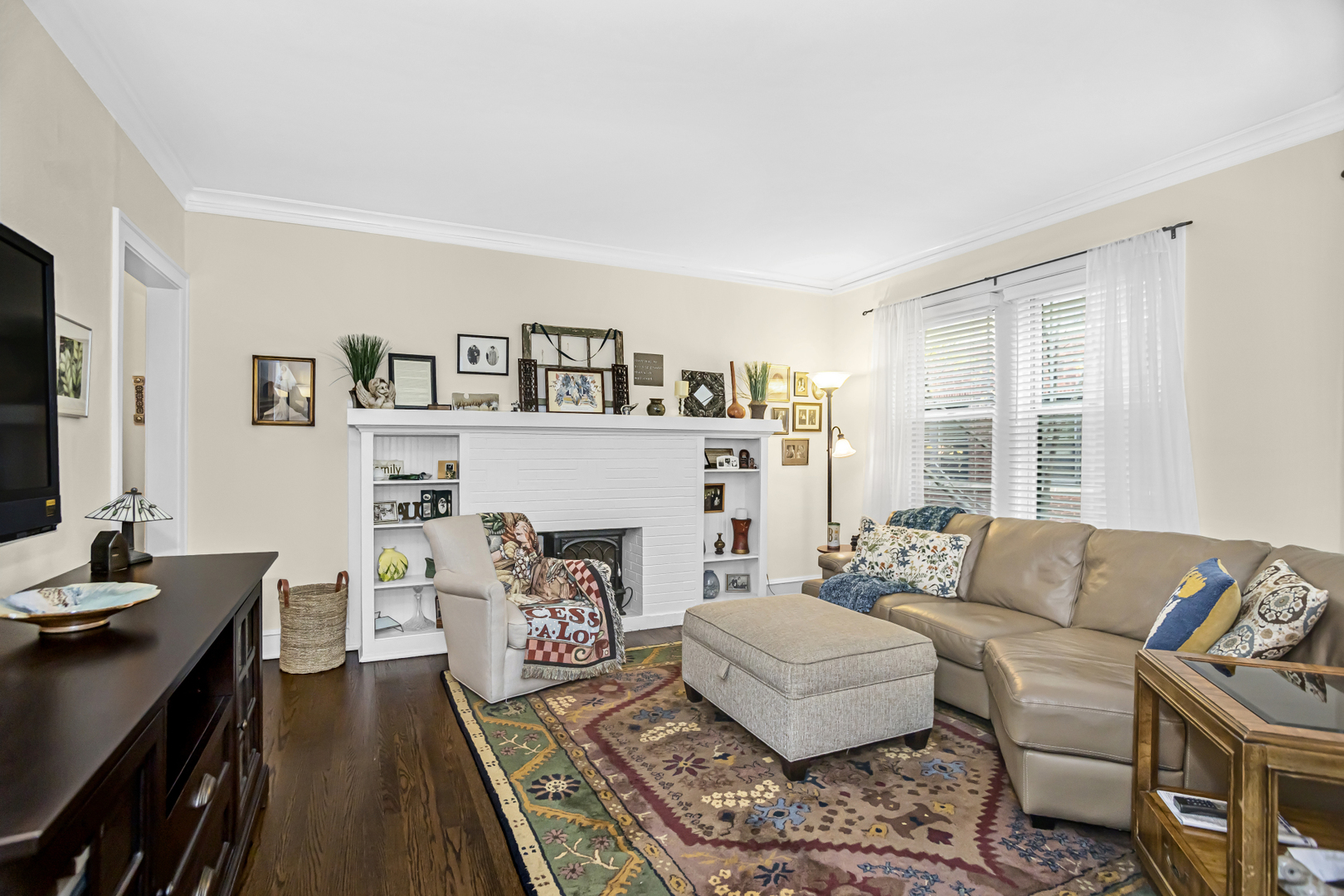 520 Sheridan Road, Unit 2A Evanston, IL 60202 - Photo 3 of 16 a living room with furniture and a couch