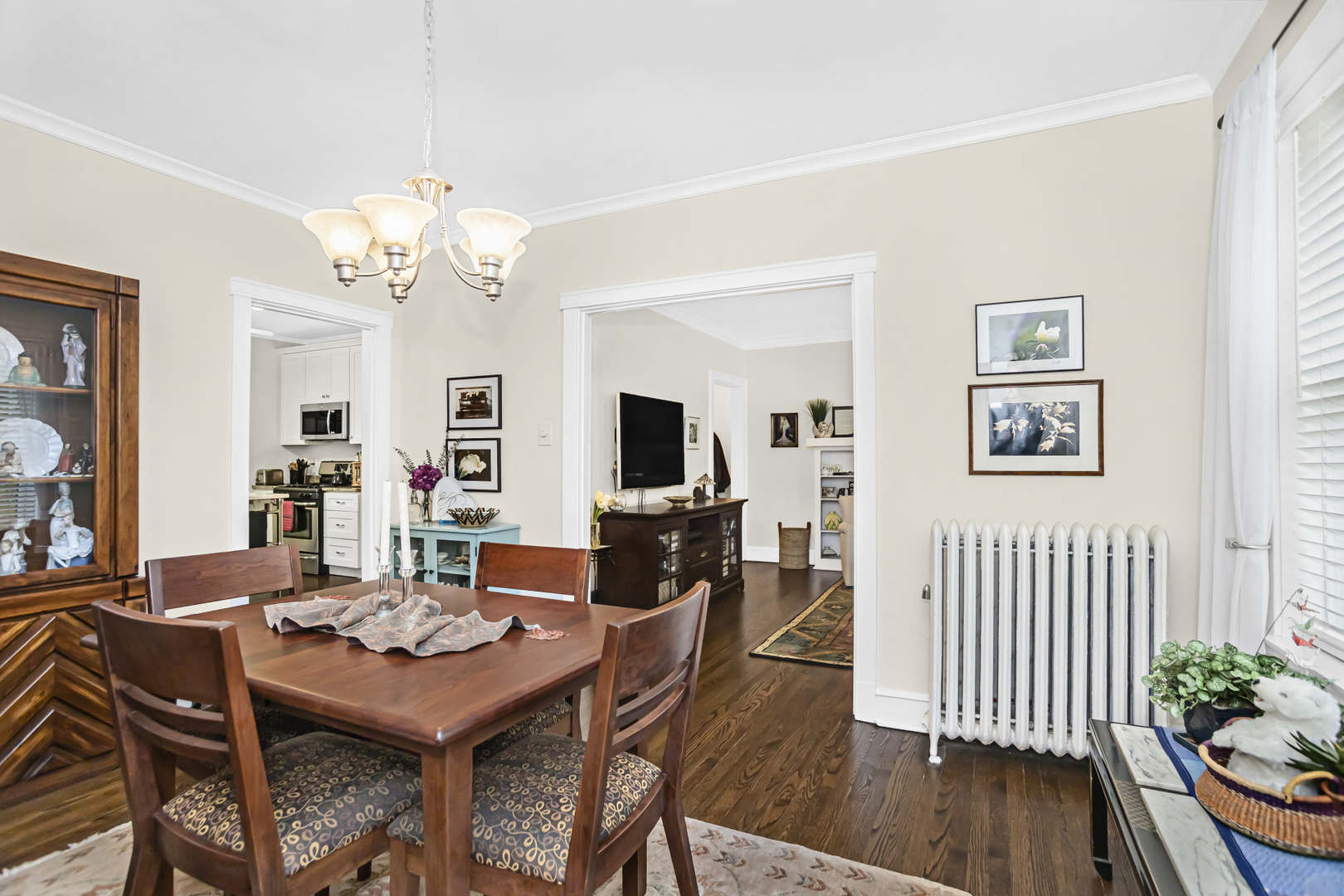 520 Sheridan Road, Unit 2A Evanston, IL 60202 - Photo 6 of 16 a view of a dining room with furniture and wooden floor