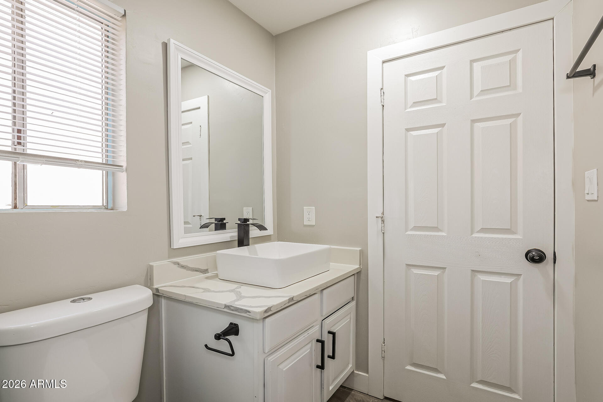6645 South 40th Way Phoenix, AZ 85042 - Photo 12 of 21 012-photo-main-bathroom-15127473
