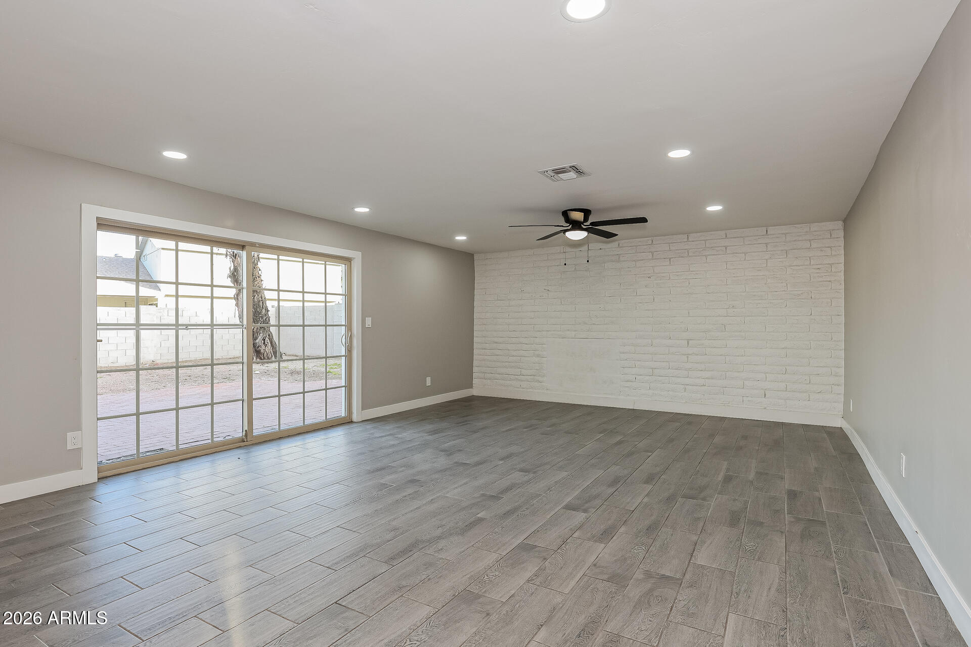 6645 South 40th Way Phoenix, AZ 85042 - Photo 4 of 21 004-photo-living-room-15127482