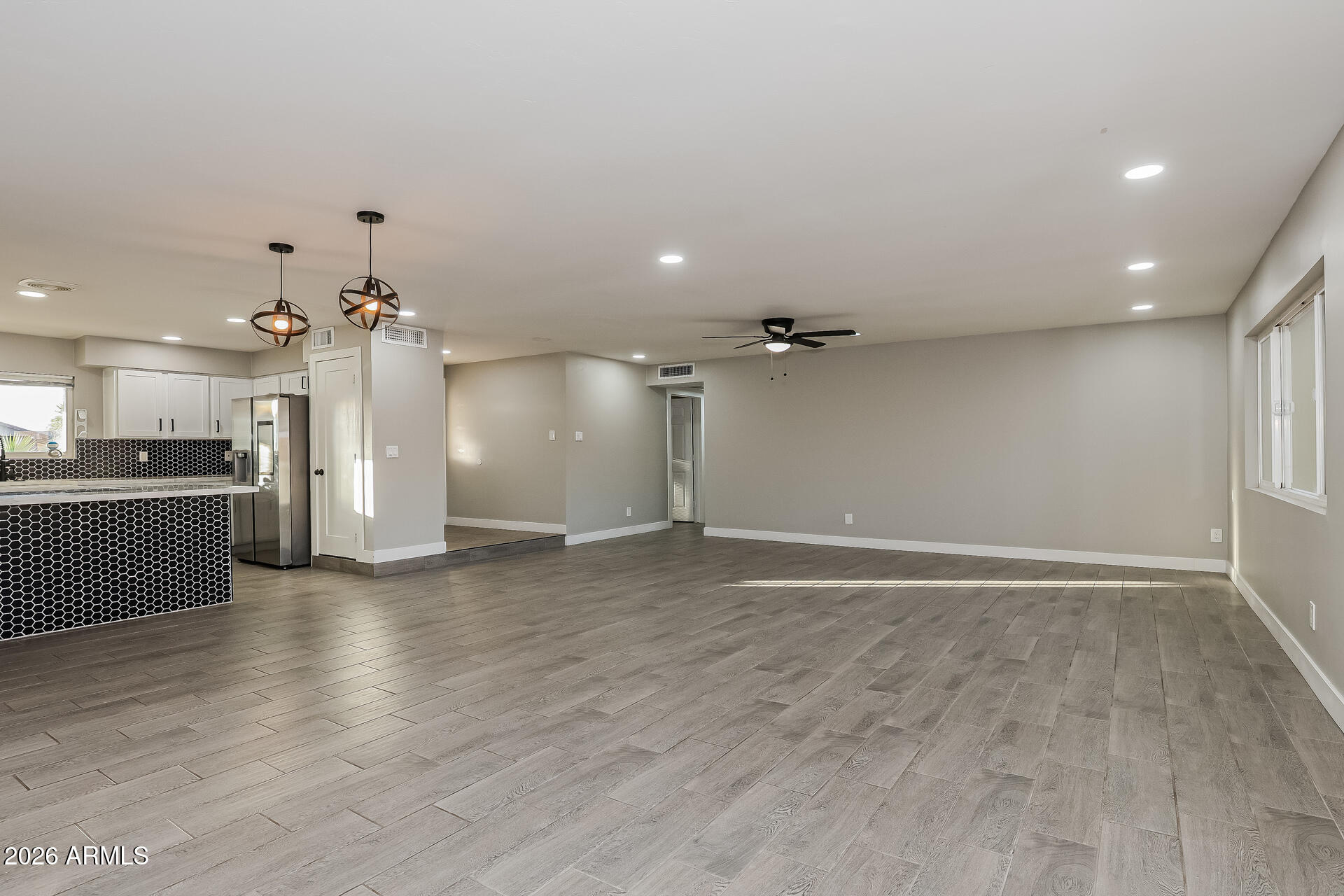 6645 South 40th Way Phoenix, AZ 85042 - Photo 5 of 21 005-photo-living-room-15127483