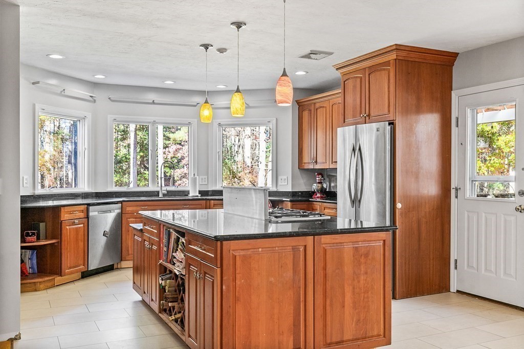5 Gurney Place Rochester, MA 02770 - Photo 8 of 41
