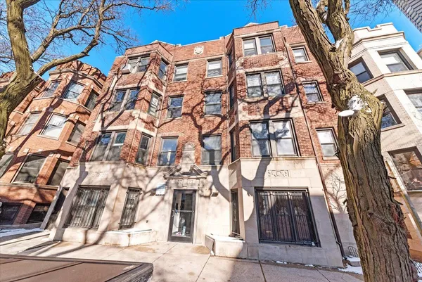 $1,450 | 3727 North Pine Grove Avenue, Unit 306, Chicago, IL 60613