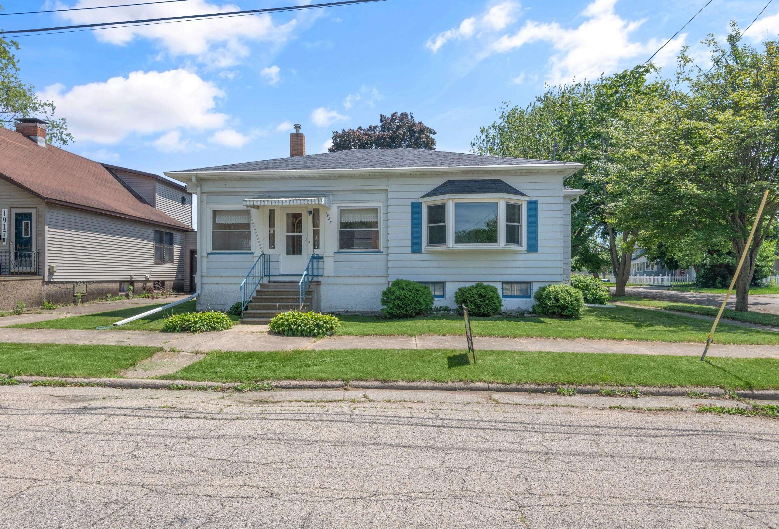 1925 Thomas Street Marinette, WI 54143 - Photo 1 of 20