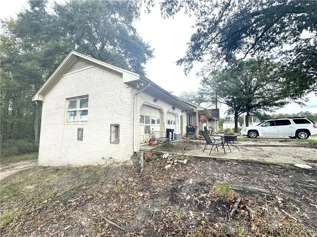 a view of a house with backyard and sitting area