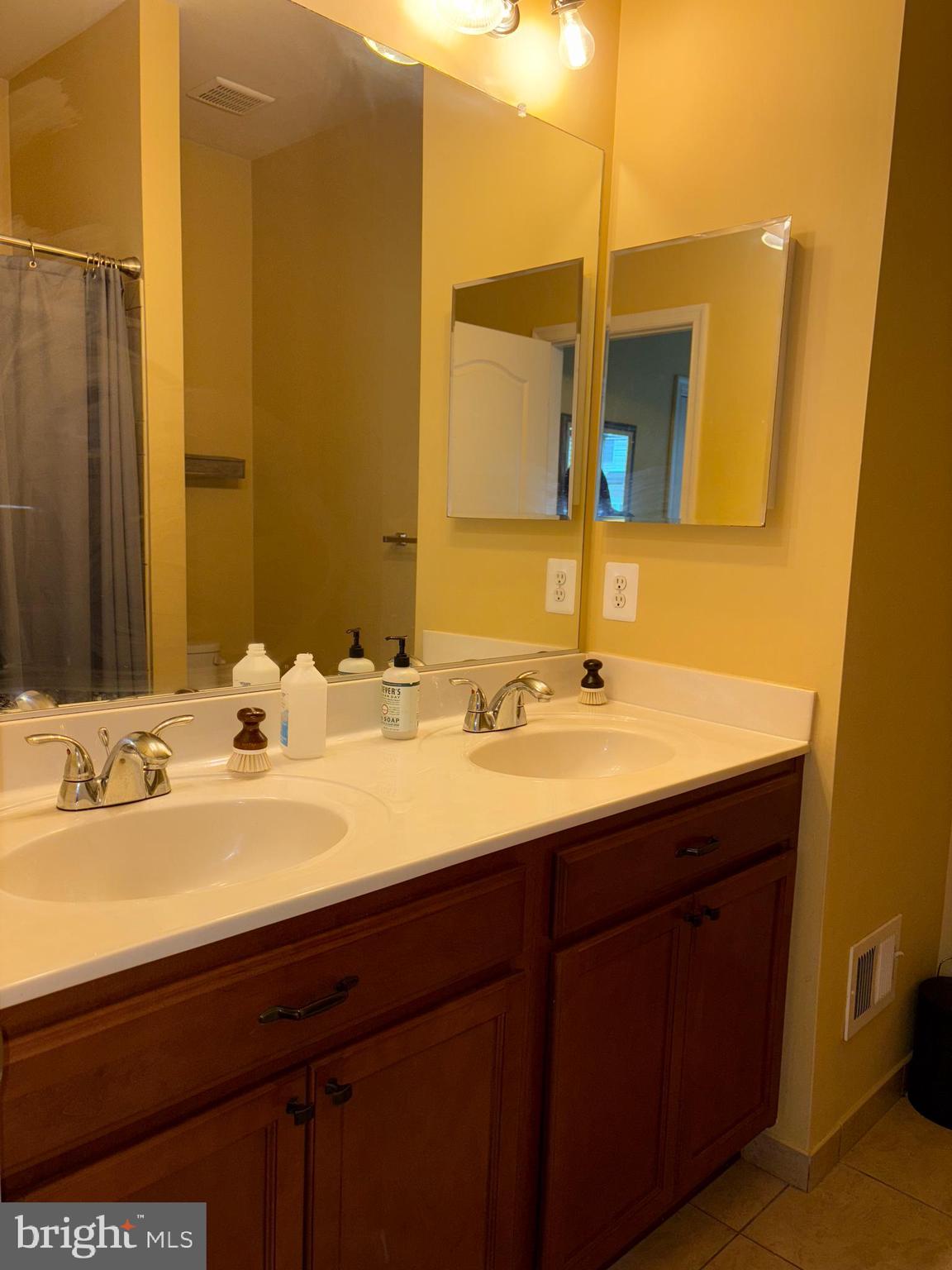 4218 Potomac Highlands Circle Triangle, VA 22172 - Photo 14 of 18 Upper Level 2 - Primary Bedroom Full Bathroom