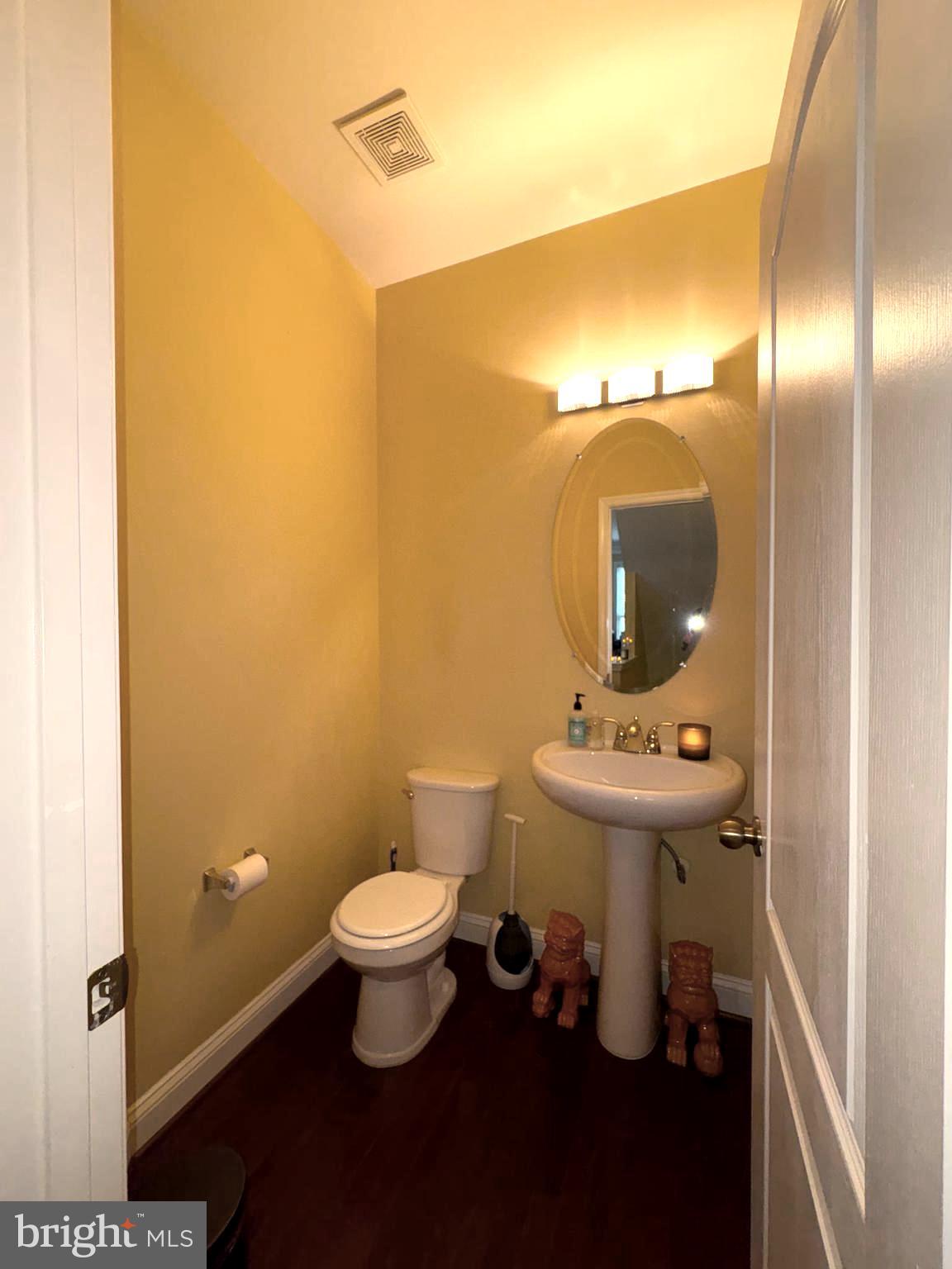 4218 Potomac Highlands Circle Triangle, VA 22172 - Photo 6 of 18 Upper Level 1 - Powder Room Off Kitchen