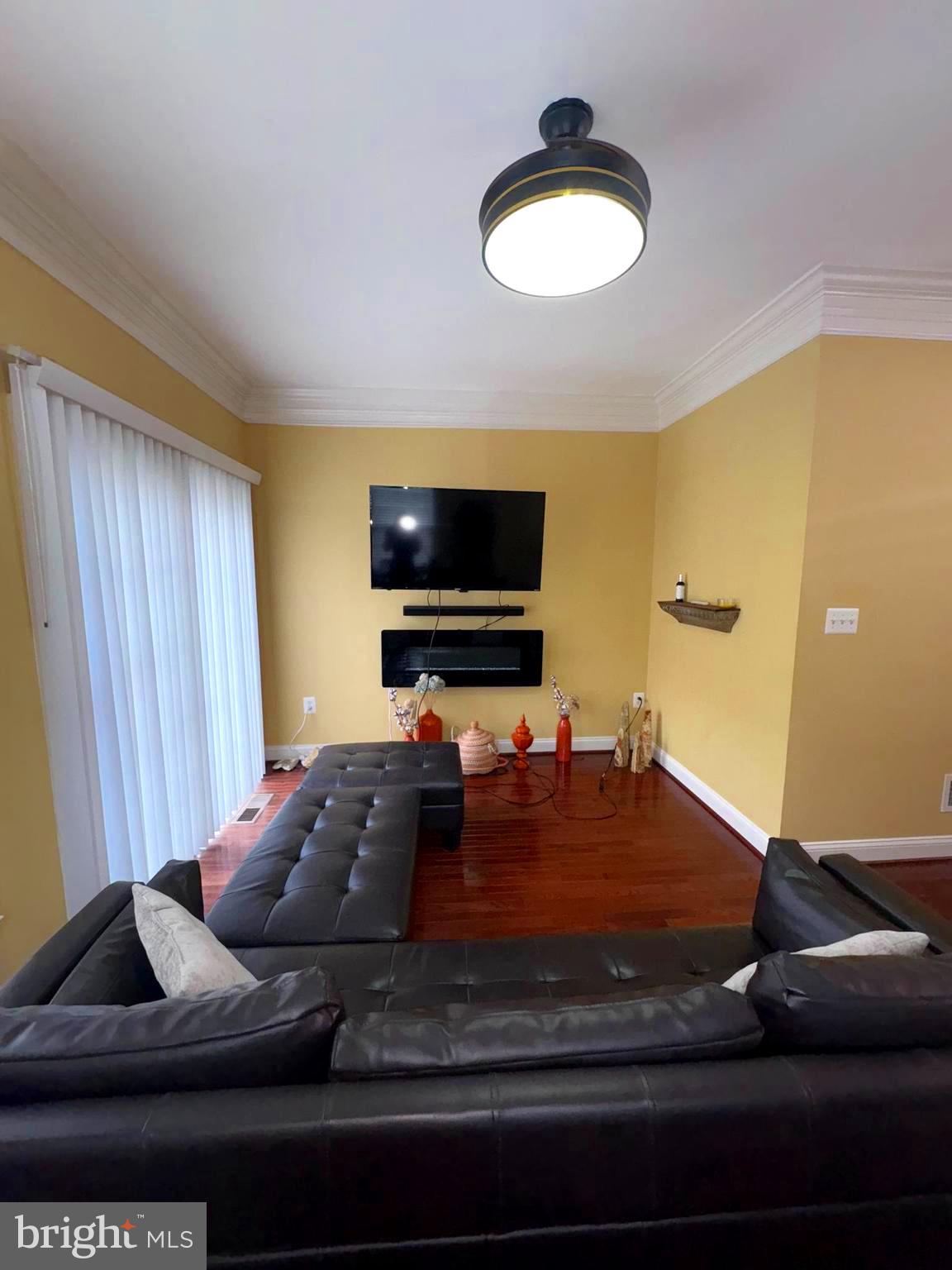 4218 Potomac Highlands Circle Triangle, VA 22172 - Photo 7 of 18 Upper Level 1 - Family Room Opens to Deck