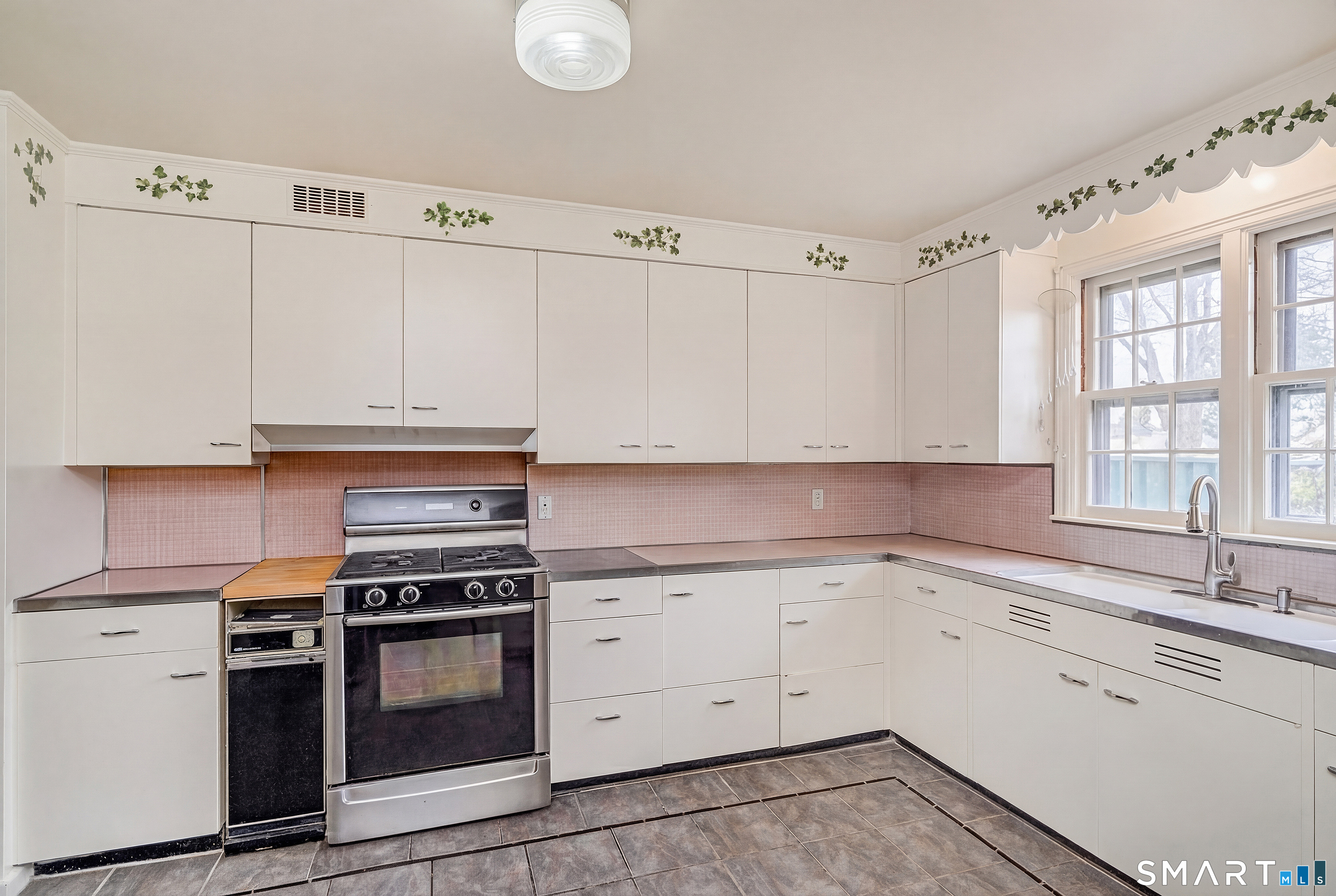 8 Crest Road Danbury, CT 06811 - Photo 17 of 34