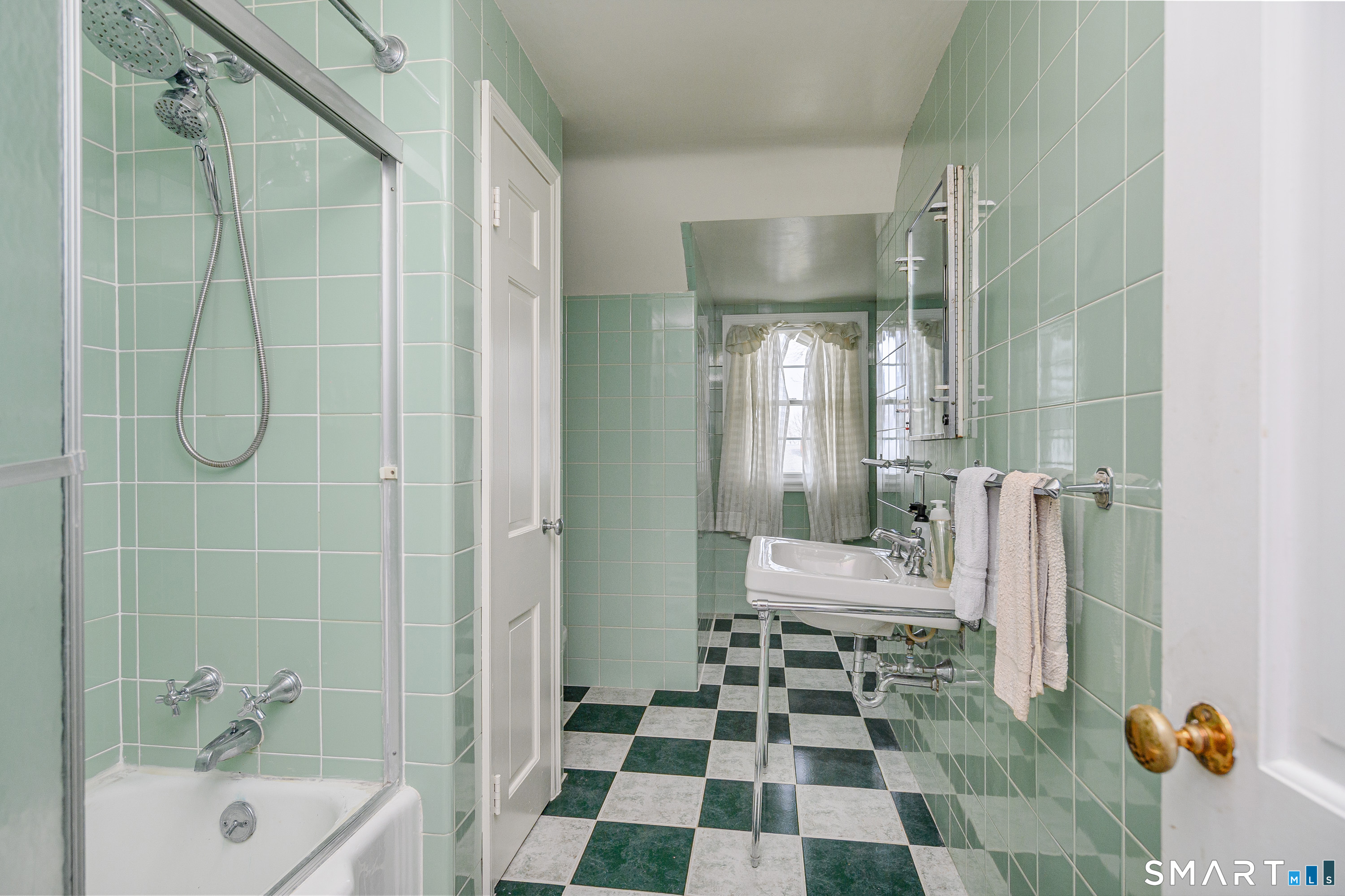 8 Crest Road Danbury, CT 06811 - Photo 23 of 34