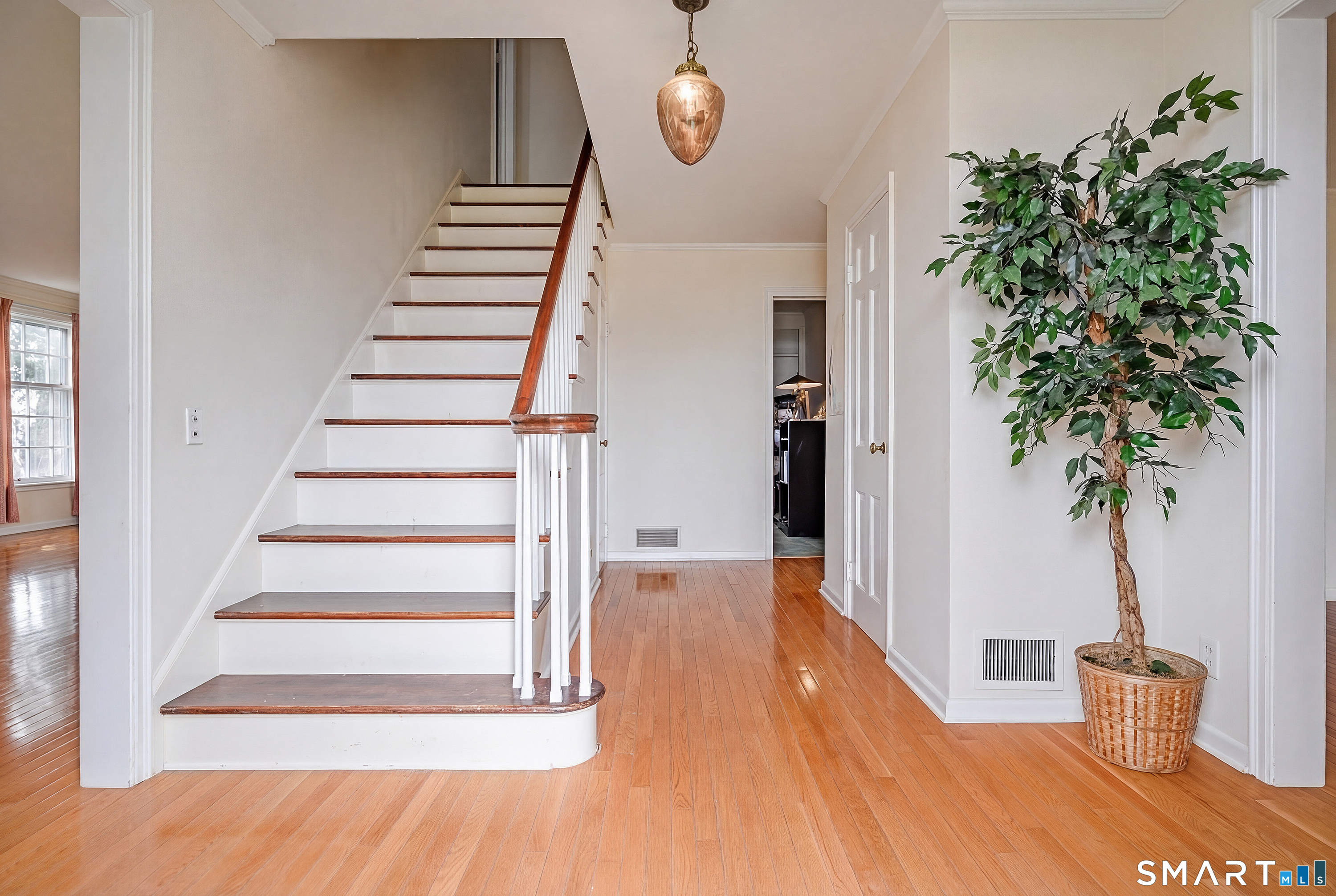 8 Crest Road Danbury, CT 06811 - Photo 4 of 34