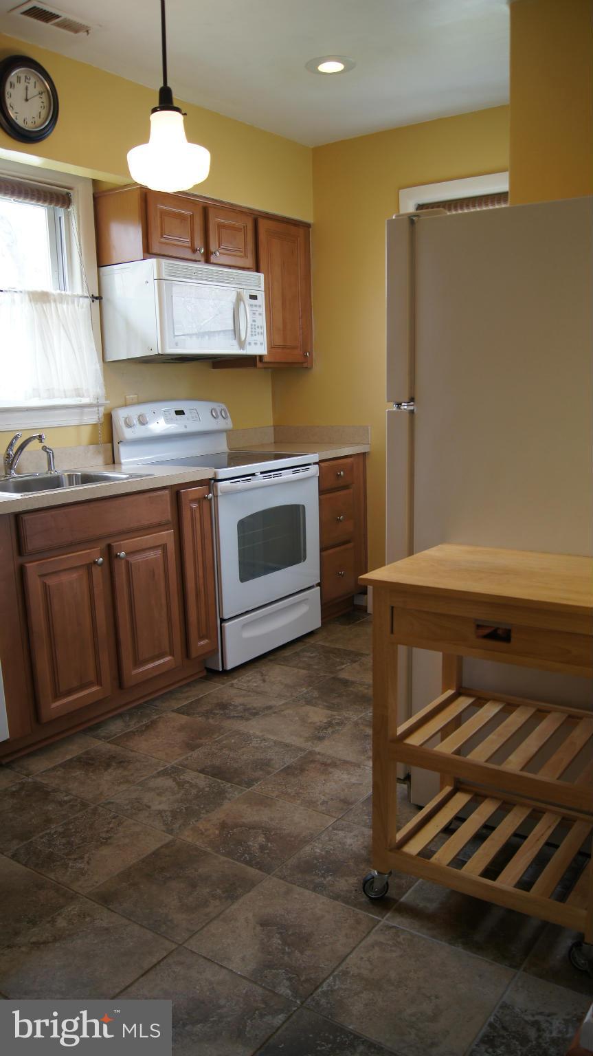 7314 Knollwood Road Baltimore, MD 21286 - Photo 14 of 30 Off kitchen is side door to yard