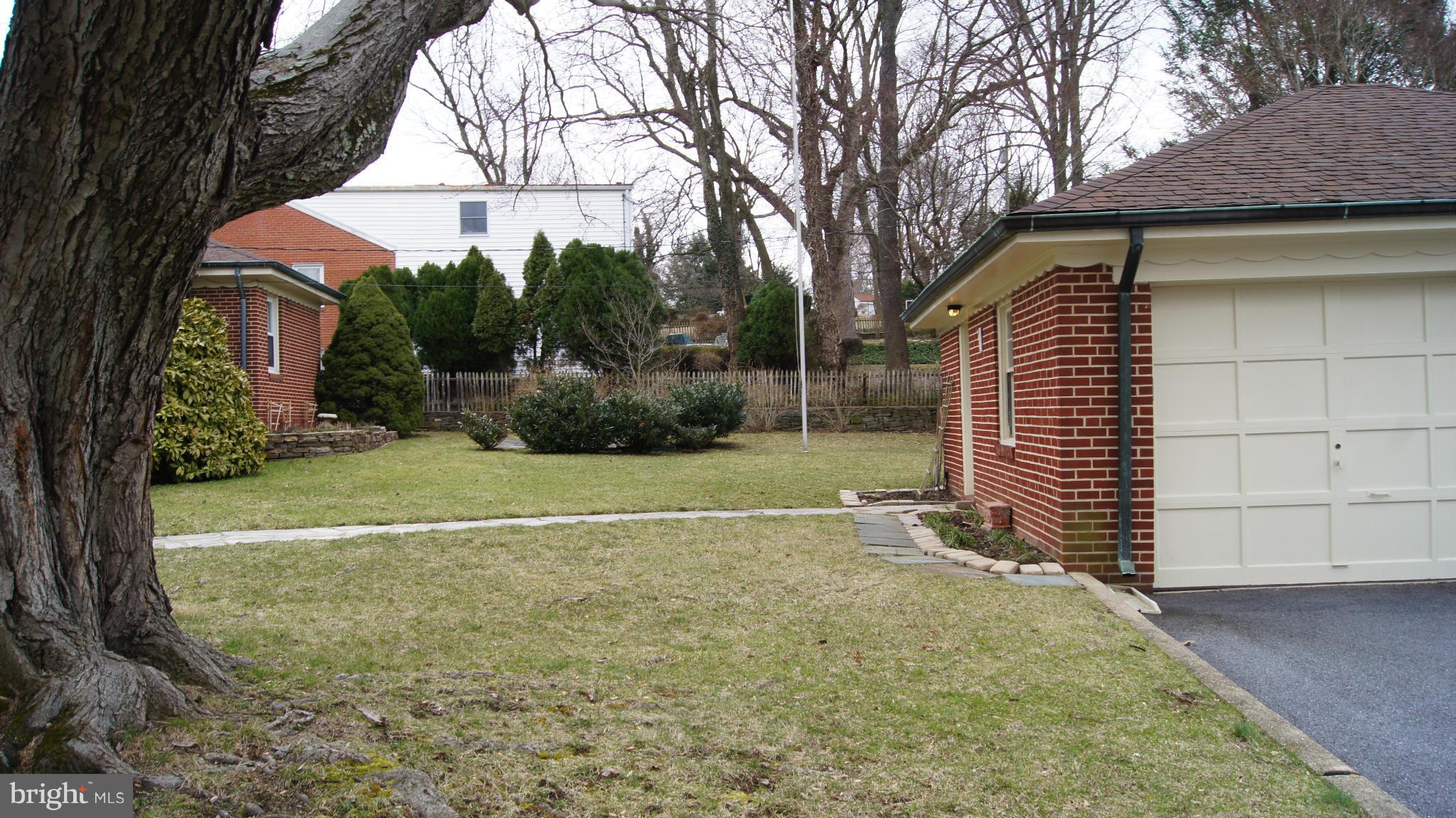 7314 Knollwood Road Baltimore, MD 21286 - Photo 27 of 30 Perfect yard