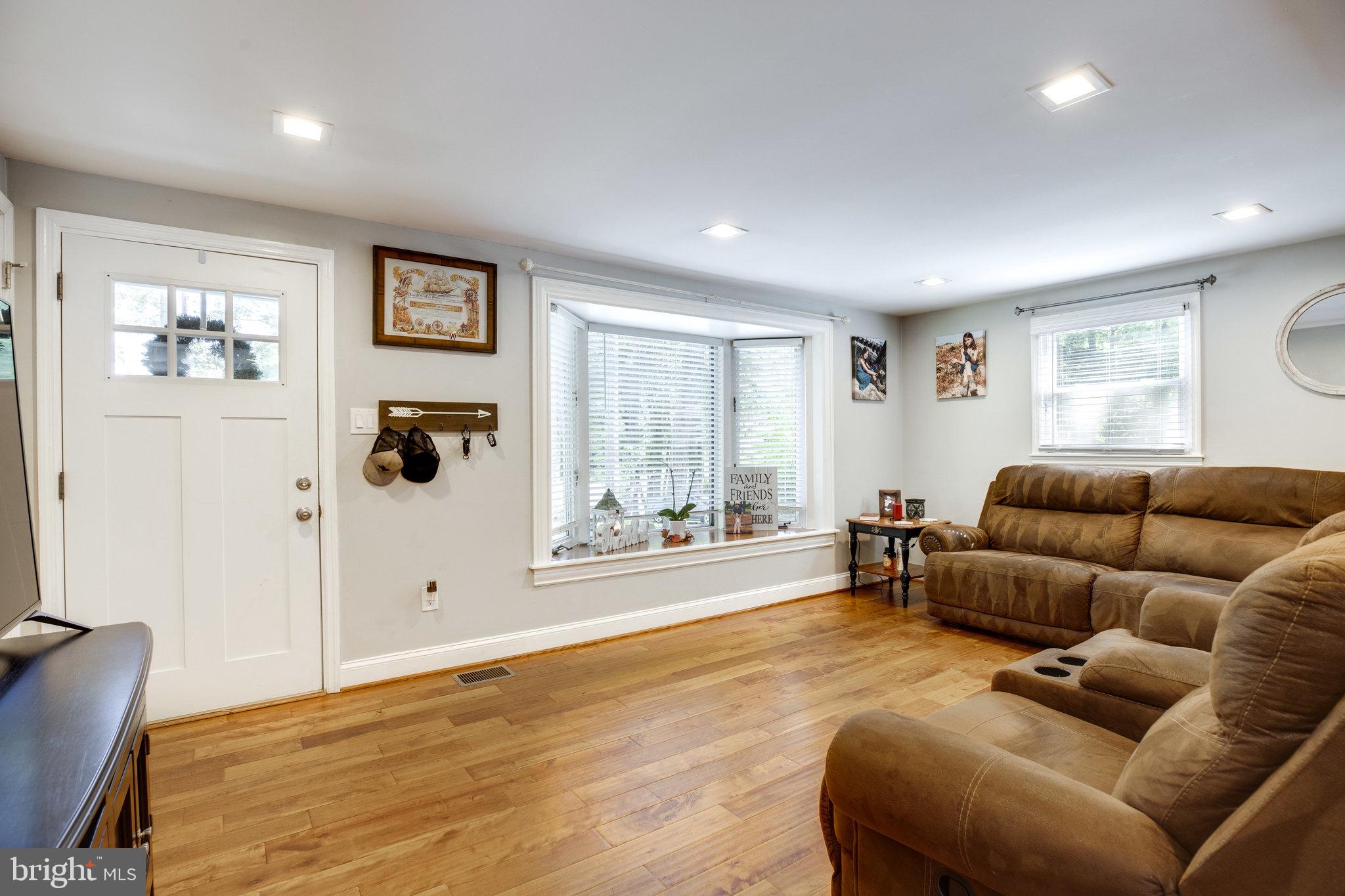 7287 Token Valley Road Manassas, VA 20112 - Photo 3 of 38 Entry way / living room