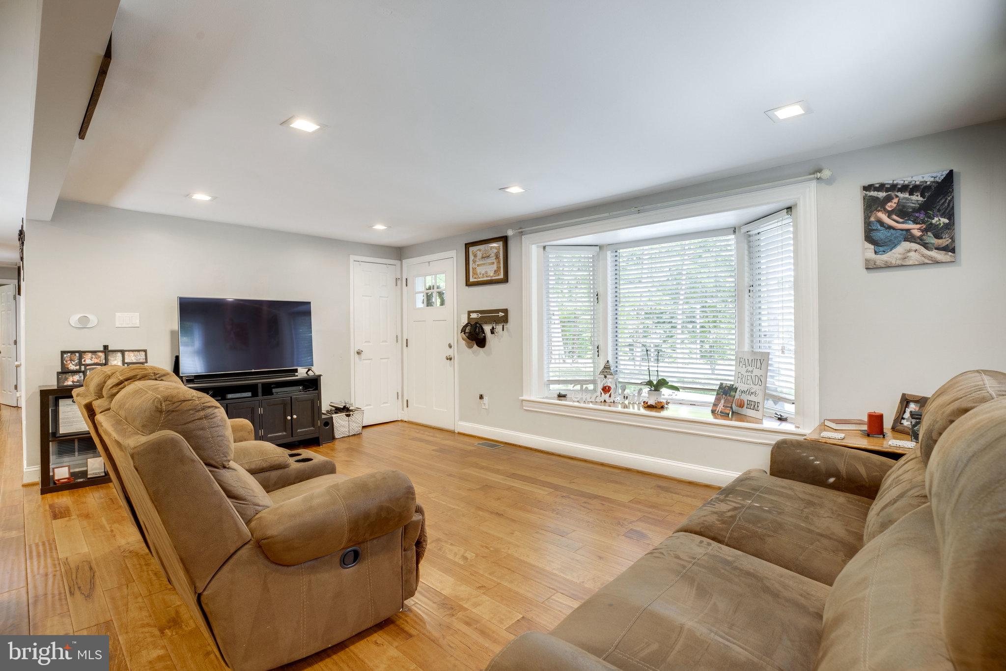 7287 Token Valley Road Manassas, VA 20112 - Photo 4 of 38 TONS of natural light