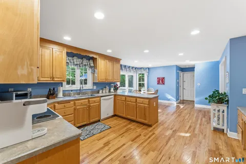 $775,000 | 29 Narragansett Trail, Newtown, CT 06482