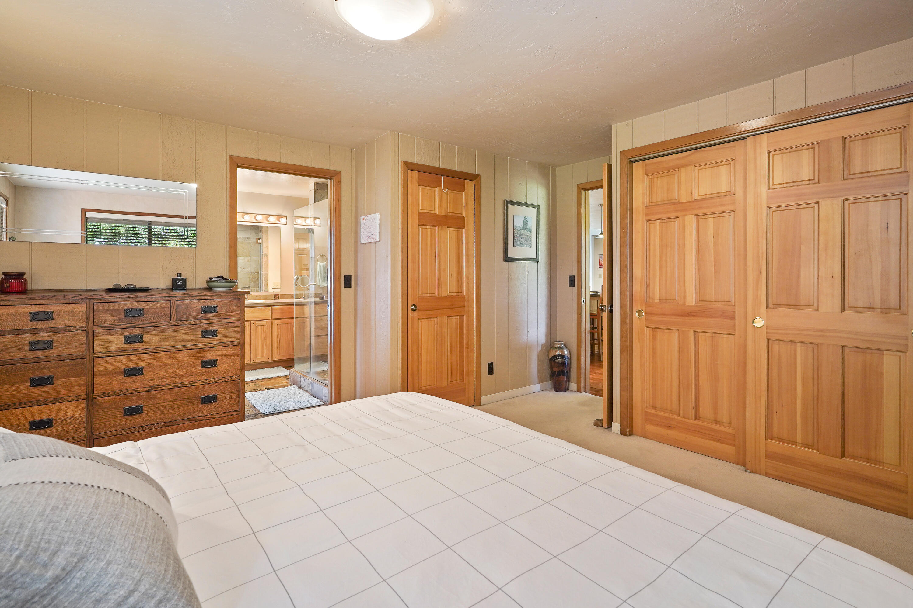62636 Erickson Road Bend, OR 97701 - Photo 20 of 47 Primary bedroom