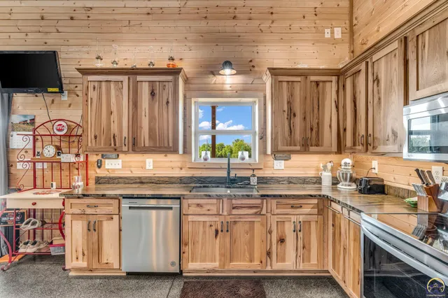 $1,649,000 | 14426 110th Street, Oskaloosa, KS 66066