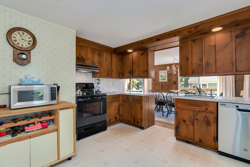 10 Howe Street Hingham, MA 02043 - Photo 14 of 39