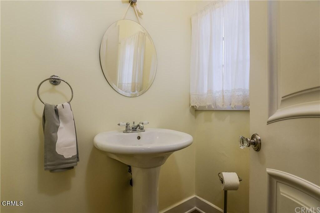 833 Oakwood Place Pasadena, CA 91106 - Photo 14 of 15 a bathroom with a sink and a mirror