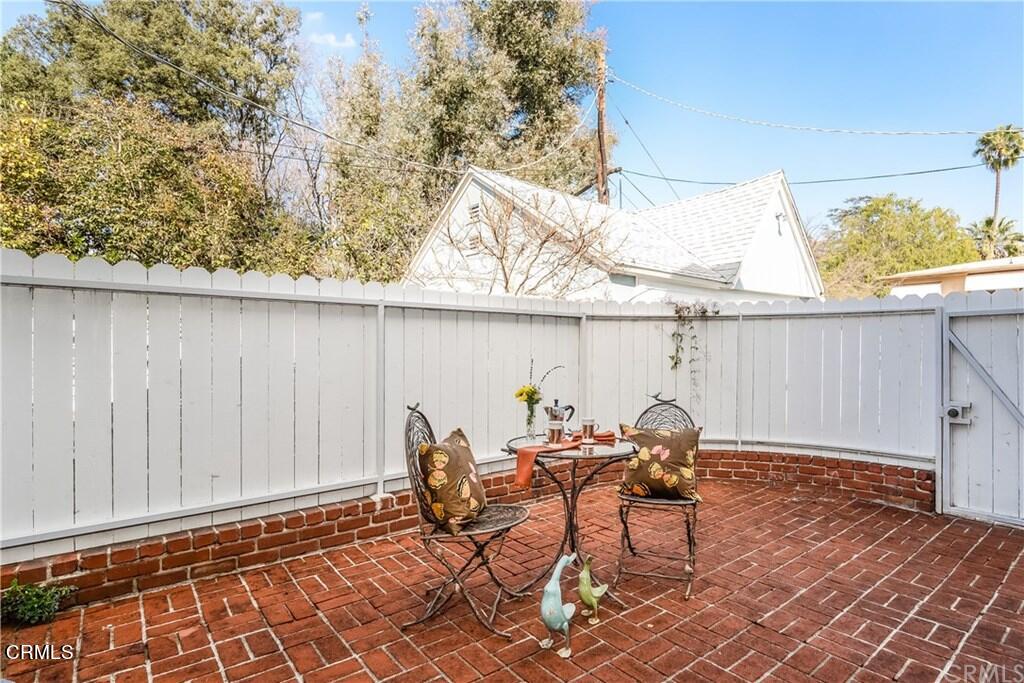 833 Oakwood Place Pasadena, CA 91106 - Photo 8 of 15 a view of a outdoor seating area