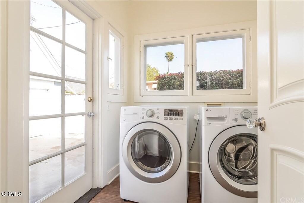 833 Oakwood Place Pasadena, CA 91106 - Photo 9 of 15 a view of a bedroom with washer and dryer