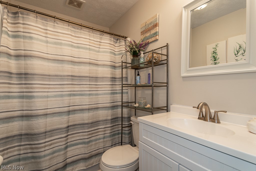 12422 Painesville Warren Road Painesville, OH 44077 - Photo 19 of 35 Main full bath on first floor.