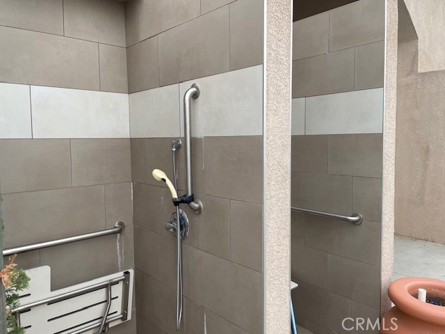 130 Citron Court Perris, CA 92571 - Photo 27 of 32 a bathroom with a shower