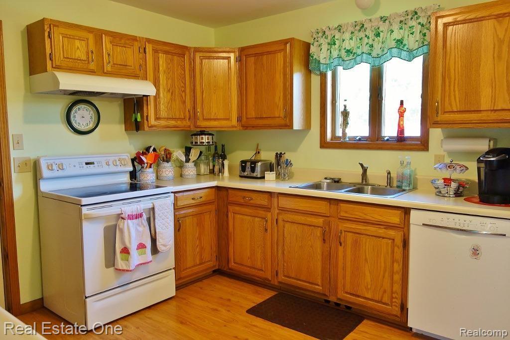 1405 Parker Road Holly, MI 48442 - Photo 18 of 51 Stove, dishwasher and double door refrigerator stay