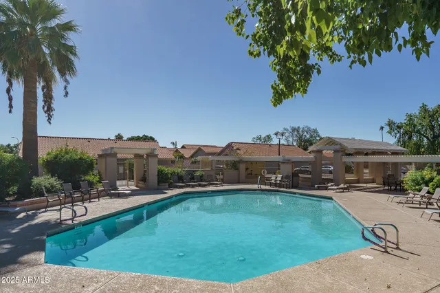 an aerial view of a house having yard and lake view