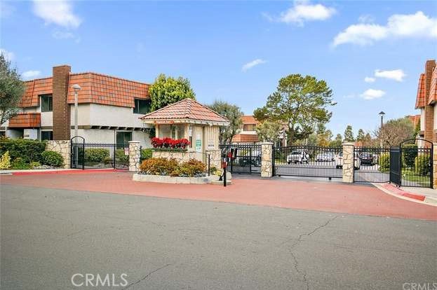 28005-28005 Ridgebluff Court Rancho Palos Verdes, CA 90275 - Photo 20 of 30 a view of a street with houses
