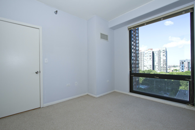 1 East 8th Street, Unit 802 Chicago, IL 60605 - Photo 8 of 12 a view of an empty room with a window