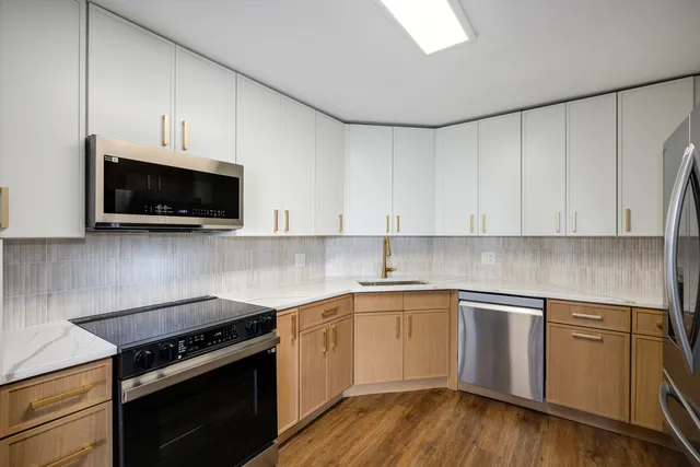 $399,898 | 6033 North Sheridan Road, Unit 18K, Chicago, IL 60660