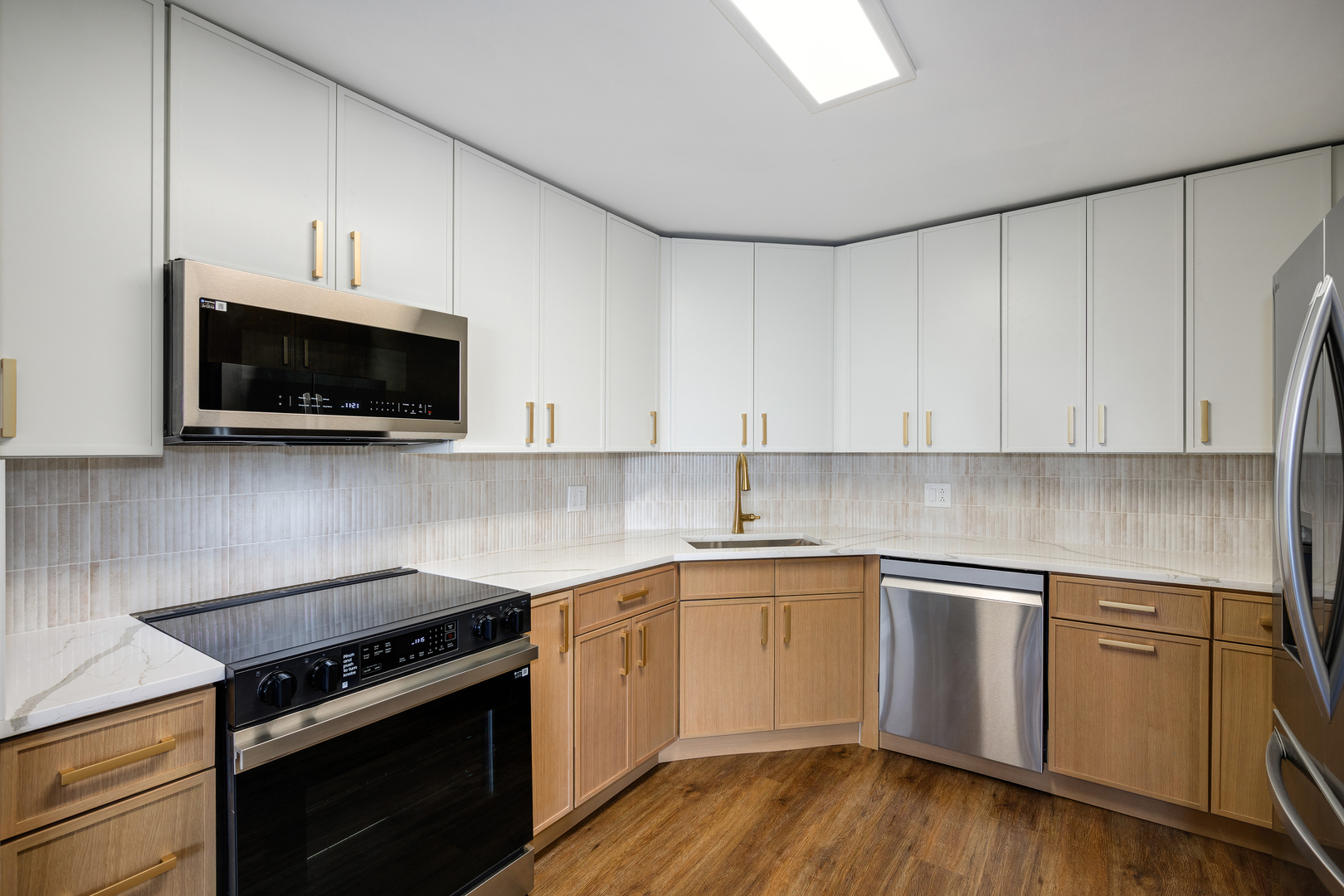 6033 North Sheridan Road, Unit 18K Chicago, IL 60660 - Photo 10 of 36 a kitchen with a sink stove and cabinets